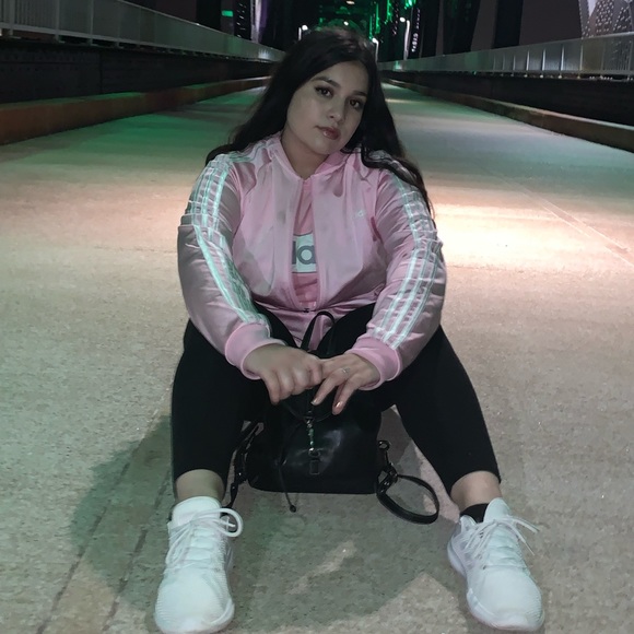 Meet your Posher, Alexis Marie ❤️ - Picture 4 of 5